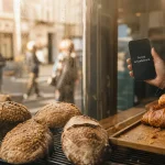 Boulangerie cagnac les mines : vitrine de pains et viennoiseries devant une porte