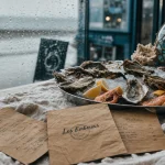Les embruns restaurant : fruits de mer, table avec huîtres et crevettes