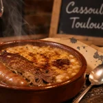 Meilleur cassoulet de toulouse : cassole fumante et croûte gratinée