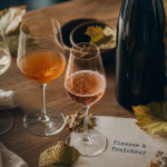 Vin nature alsace : verres et bouteille d’Alsace sur table en chêne