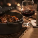 Boeuf bourguignon quelle vin : cocotte et sauce au vin rouge, bœuf, oignons, carottes