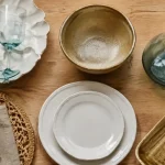 Art table : table dressée porcelaine blanche et grès beige